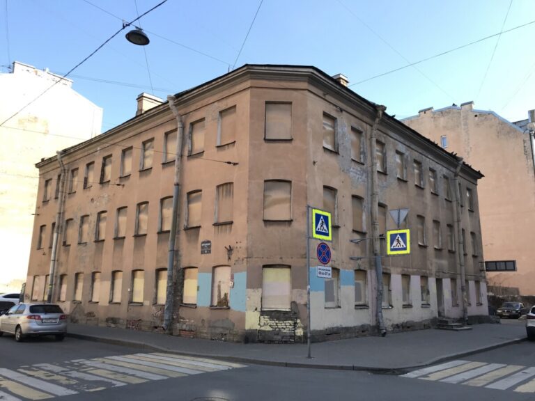 Место брошенных памятников: активисты Петербурга просят «Почту России» отреставрировать исторические здания